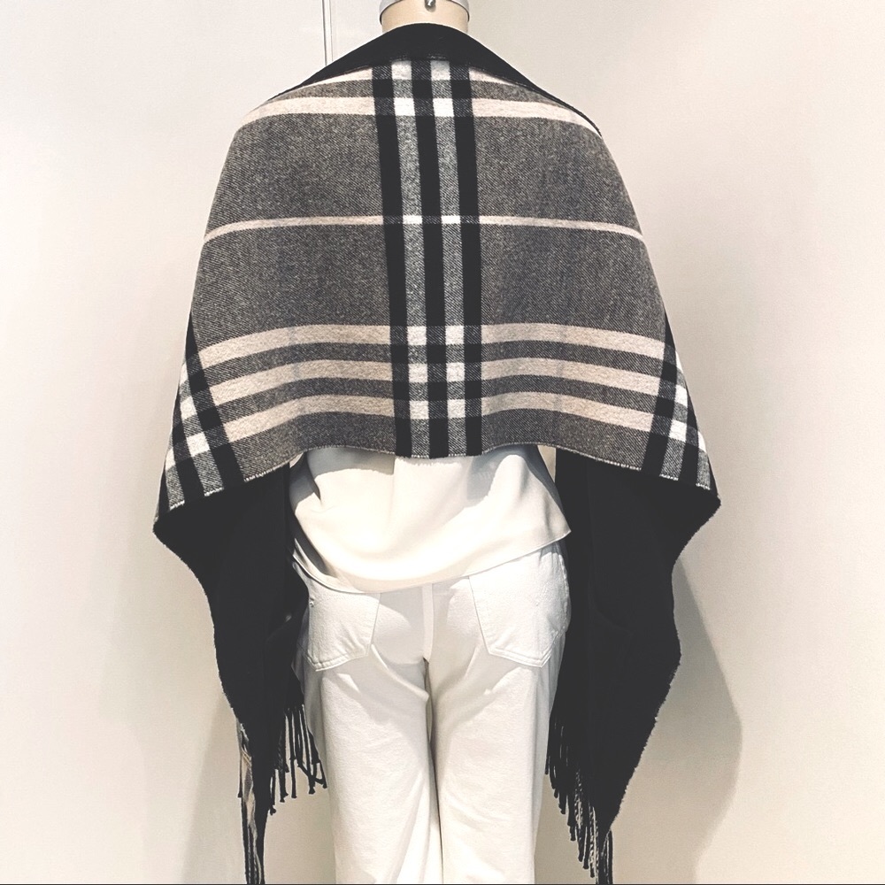 BURBERRY LONDON HELENE REVERSIBLE 2 POCKETS SCARF / WRAP. - Picture 6 of 9